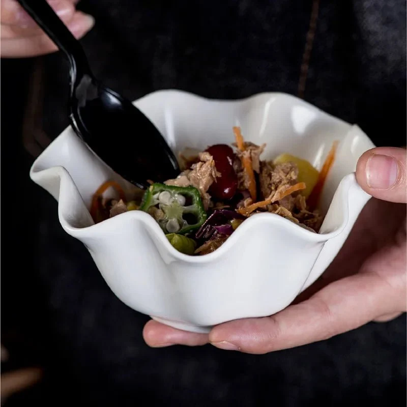 – Elegant White Ceramic Bowl for a Sophisticated Table Setting