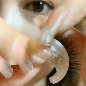Reusable self-adhesive eyelashes applied in seconds