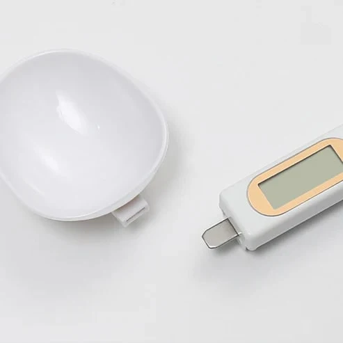 Digital measuring spoon scale in white and black